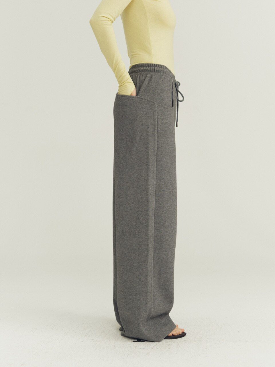 THE PROUDER Curved Pocket Cut Functional Knit Pants